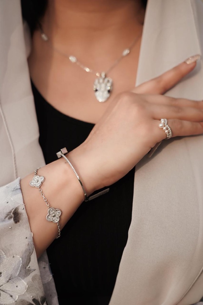 Client wearing an Alhambra bracelet and pearl ring